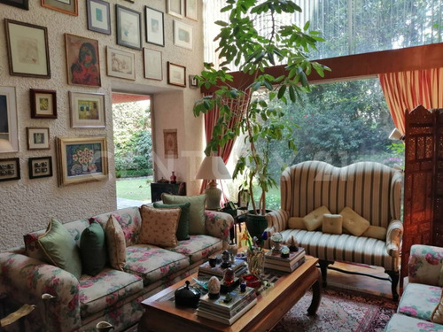 Casa De 3 Niveles Con Amplios Espacios Y 4 Habitaciones Privilegiada
