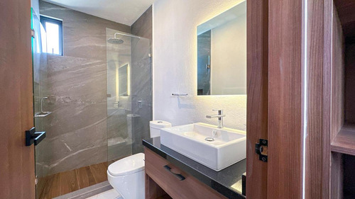 Casa En Venta En Metepec Con Diseño Moderno Y Jardín Interno