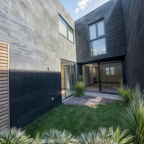Casa En Venta En El Refugio, 3 Recámaras, 2.5 Baños, Alberca, 2 Autos, Lujo!