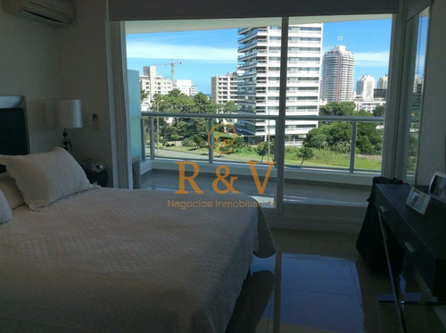 Imagen 20 de 30 de Venta Y Alquiler De Moderno Departamento De Tres Dormitorios Más Dependencia A Pasos De Playa Brava