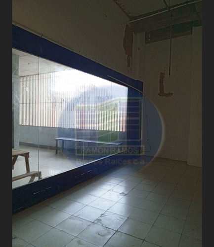 Se Alquila Local Comercial En El Multicentro Maiquetía.