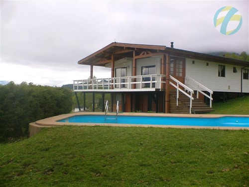 Casa En Venta De 5 Dorm. En Pucón