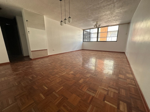 Amplio Departamento De 145 M2 Ofrece El Equilibrio Perfecto Entre Espacio, Ubicación Y Estilo Clásico.