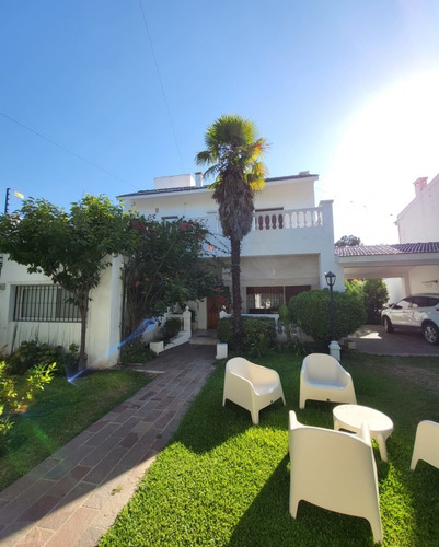 Imagen 14 de 20 de Jardin Espinosa, Casa De 4 Dormitorios En Venta, Pileta, Quincho, 4 Baños