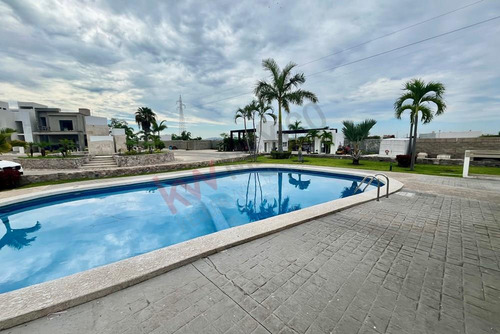 Terreno En Venta En Privada Coto Platino Norte Con Alberca, Casa Club, Areas Deportivas Con Segur...