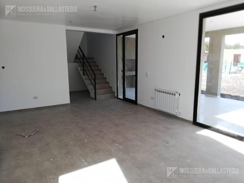 Imagen 9 de 30 de Muy Linda Casa Moderna En San Eduardo - Pilar Del Este