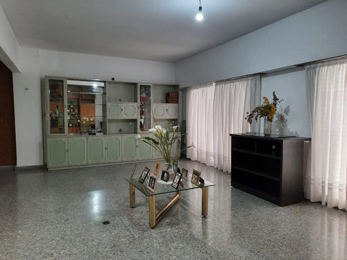 Ph Tipo Casa De 422 M². 4 Ambientes. Sobre Avenid.