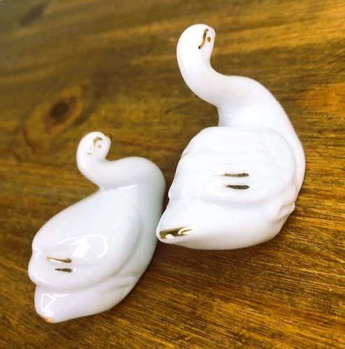 Imagem 6 de 6 de Lembrancinha Casal Mini Cisne De Porcelana Ouro 5,5cm