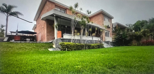 En Venta Casa Moderna Con Vista Y Bello Jardin, En La Urb. Cumbres De Curumo.