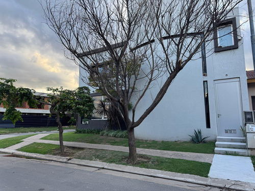 Casa En Venta Barrio Jardin Claret - 3 Dormitorios