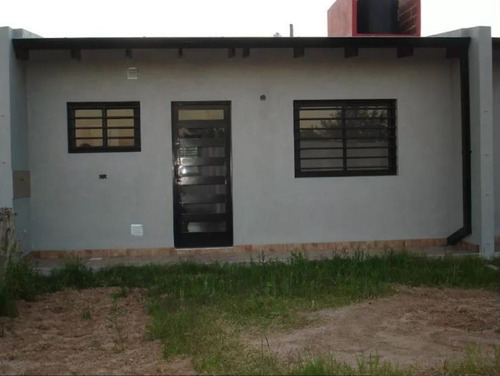 Imagen 3 de 17 de Casa En Venta - 2 Dormitorios, Cochera - 60 Mts2 Sobre Lote De 150mts2 - Villa Elvira