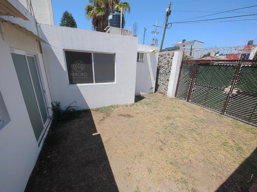 Casa En Venta En Fracc. Valle Del Sol De Dos Niveles Con Jardín.