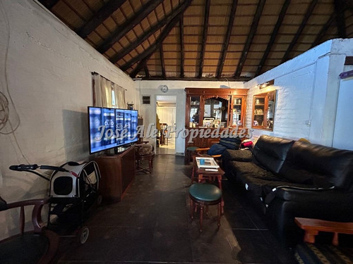 En Venta Casa Proxima A La Bodega Bernardi, Colonia
