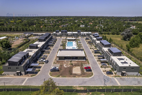 Townhouse En Venta De 3 Ambientes Con Galeria Y Jardin Privado En Oliden Joven