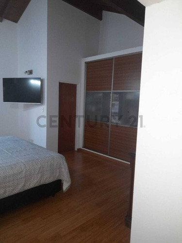 Casa En Venta Olivos - Roche - 6 Ambientes - Pileta - Parrilla - 2 Cocheras