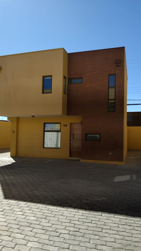 Casa En Arriendo Cond. Doña Esperanza Iii 3d/3b/1e
