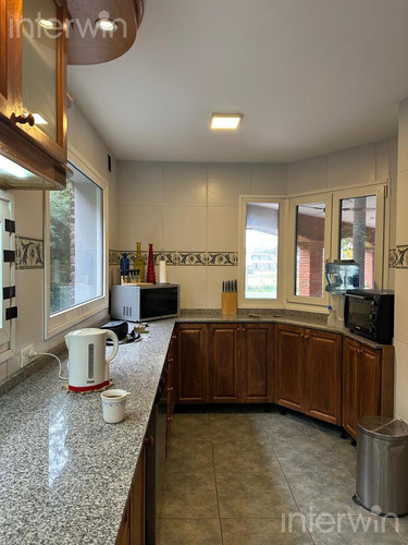 Casa En Los Pilares, 6 Ambientes, C/ Jardin Y Pileta - Venta -