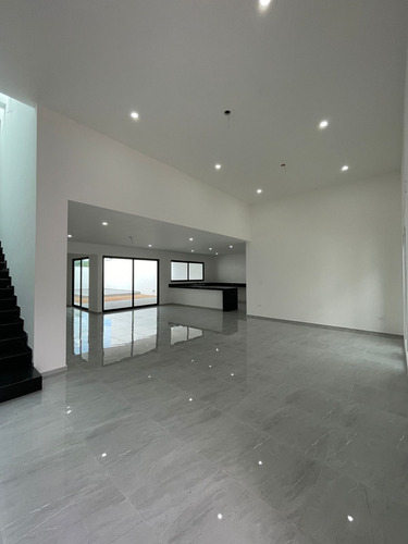 Casa En Venta En Dzityá Mérida, De Dos Plantas Con 4 Habitaciones Y Alberca