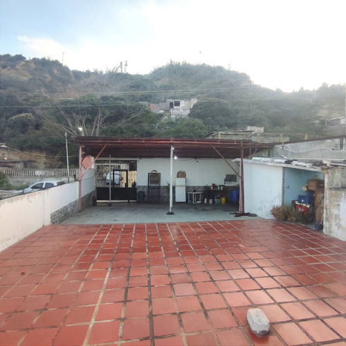 Venta Casa De 3 Pisos, Vista Al Mar En Playa Verde Catia La Mar. Edo. La Guaira