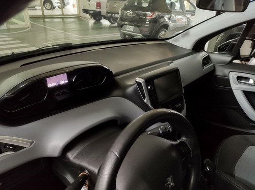 Imagen 8 de 8 de Peugeot 208 2015 1.6 Allure