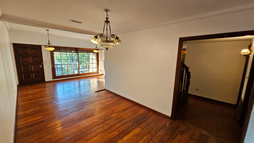 En Venta Chalet De 4 Ambientes Con Dependencia . Barrio San Carlos.