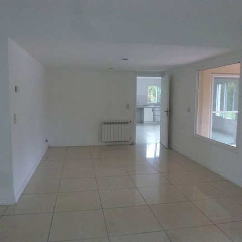 Pilar Del Este, Bªlos Jazmines, Casa En Venta, Excelente Ubicación Con Frente Al Parque Central, 5 Dormitorios