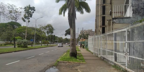 Imagen 3 de 17 de Av. Raúl Leoni Quinta Gina, Frente Al Polideportivo A Una Cuadra Antes De La Av. Bolivar