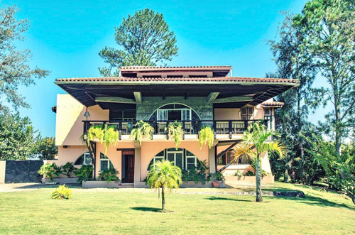 Hermosa Villa En Jarabacoa De 6 Habitaciones