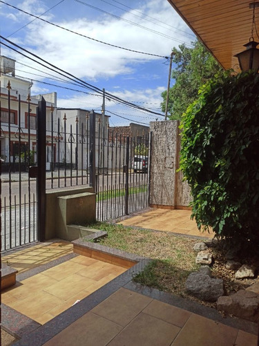 Imagen 3 de 17 de Casa En Venta De 3 Dormitorios C/ Cochera En La Tablada