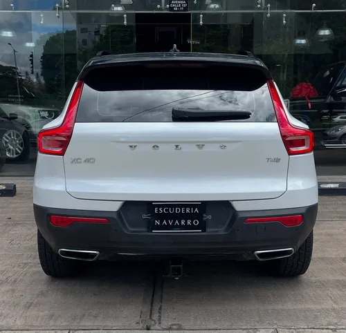 Volvo XC40 2.0 T4 R-DESIGN
