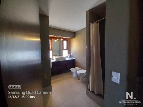 Vende Casa En Excelente Estado, Reciclada. De 6 Dormitorios En Peninsula. Punta Del Este