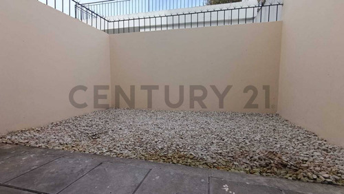 Ph En Venta Castelar Con Patio Y Cochera Apto Prefesional Y Apto Credito.
