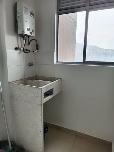 Apto 3 Cuartos 2 Baños Parqueadero Cubierto Cuarto Útil