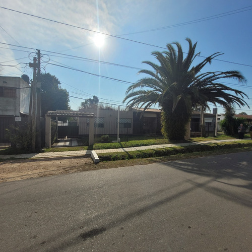 Casa De 3 Dormitorios. Padrón Único. Lagomar. 