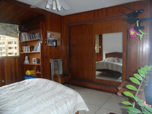 Venta De Amplio Apartamento En Los Ruices / Gc