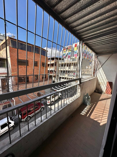Catia. Edificio - Casa De Tres Niveles En Venta De 400m2