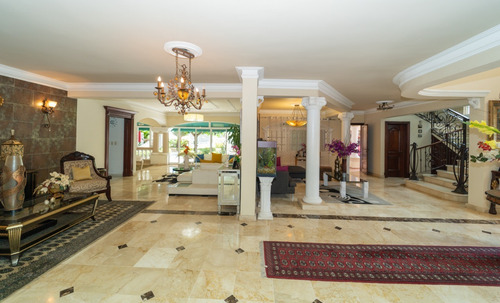 Imagen 12 de 26 de Confortable Mansión En San Isidro En Venta 2 Salas, Cocina, 6 Habitaciones Con Baños, 3 Cuartos De Servicio Con Baños, Terraza, Piscina, 2 Baños Por La Piscina, Marquesina 4 Carros, Paneles Solares.