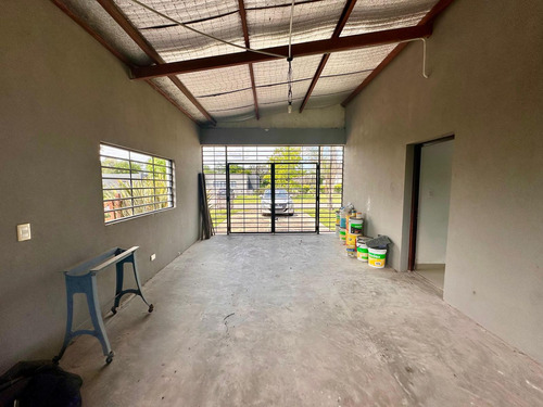 Casa En Venta 5 Ambientes Con Cochera, Pileta, Galeria