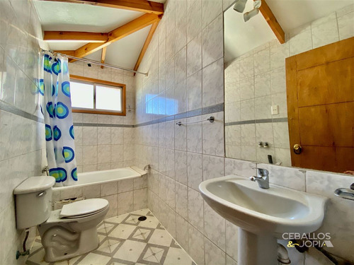 Casa En Venta De 6 Dorm. En Olmué