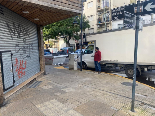 Excelente Local En Esquina Alquiler Aristóbulo Del Valle Y Avellaneda Pancheria /maxi Kiosco