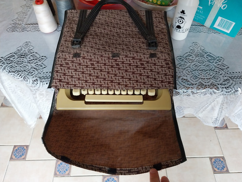 Máquina De Escribir Olivetti Lettera 25 En Su Estuche (Usado)