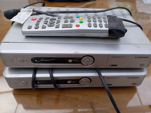 2 Receptores De Tv Terrestre Fta Coship N6750 Y Un Control Gris (Usado)