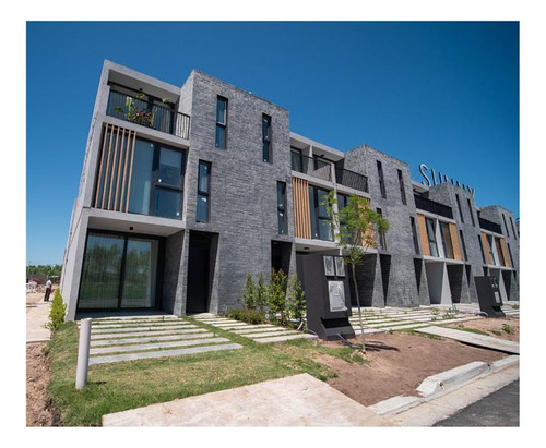 Triplex En Venta En Barrio Cerrado En Tigre. Amplios