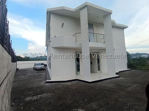 Hermosa Casa Con Estilo Moderno, De Dos Niveles, Cuenta Con Hall De Entrada, Sala De Estar, Tres Dormitorios Con Baños Y Vestier , Una Habitación Solo Con Baños, Un Medio Baños, Family Room