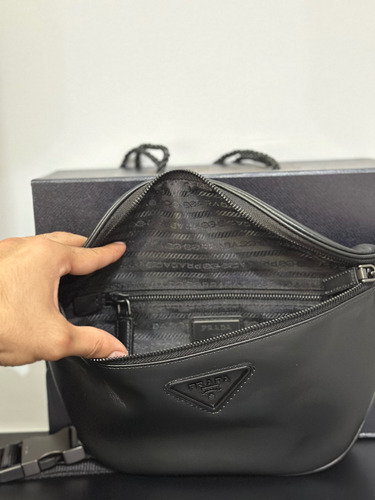 Prada Cangurera Negro Lisa