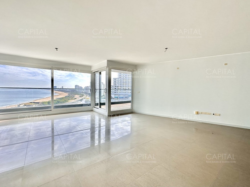 Apartamento De Tres Dormitorios Con Vista Al Mar En Venta, Punta Del Este.