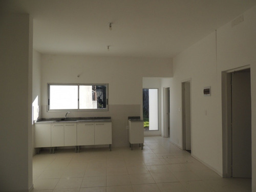 Imagen 2 de 6 de Venta Casa 2 Dormitorios En Pueblo Nuevo Con Amplio Terreno