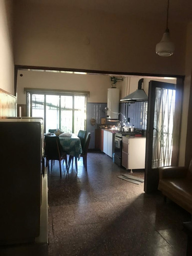 Imagen 5 de 9 de Casa Americana De 3 Ambientes Con Cochera Y Parque