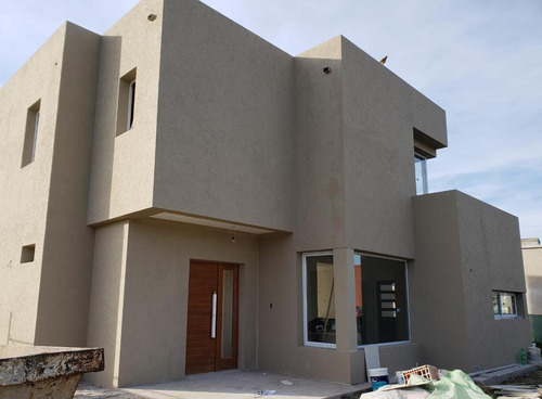 Casa En Venta Con Renta En El Canton Puertos Con Pileta.