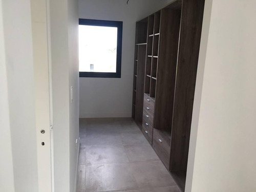 Casa Con Renta. 3 Dormitorios Con Dependencia Y Escritorio, Tipas Nordelta